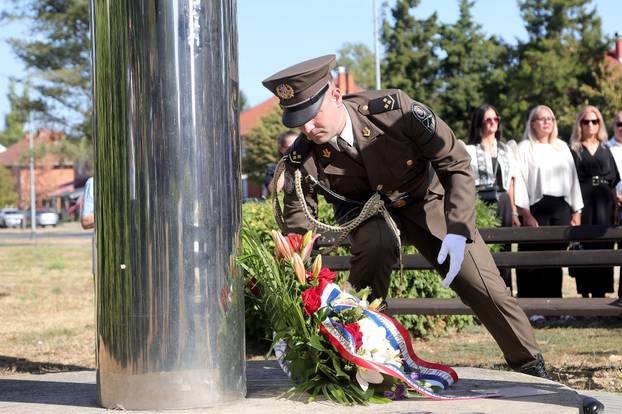 Vukovar: Polaganje vijenaca na spomen obilježju nestalim osobama u Domovinskom ratu