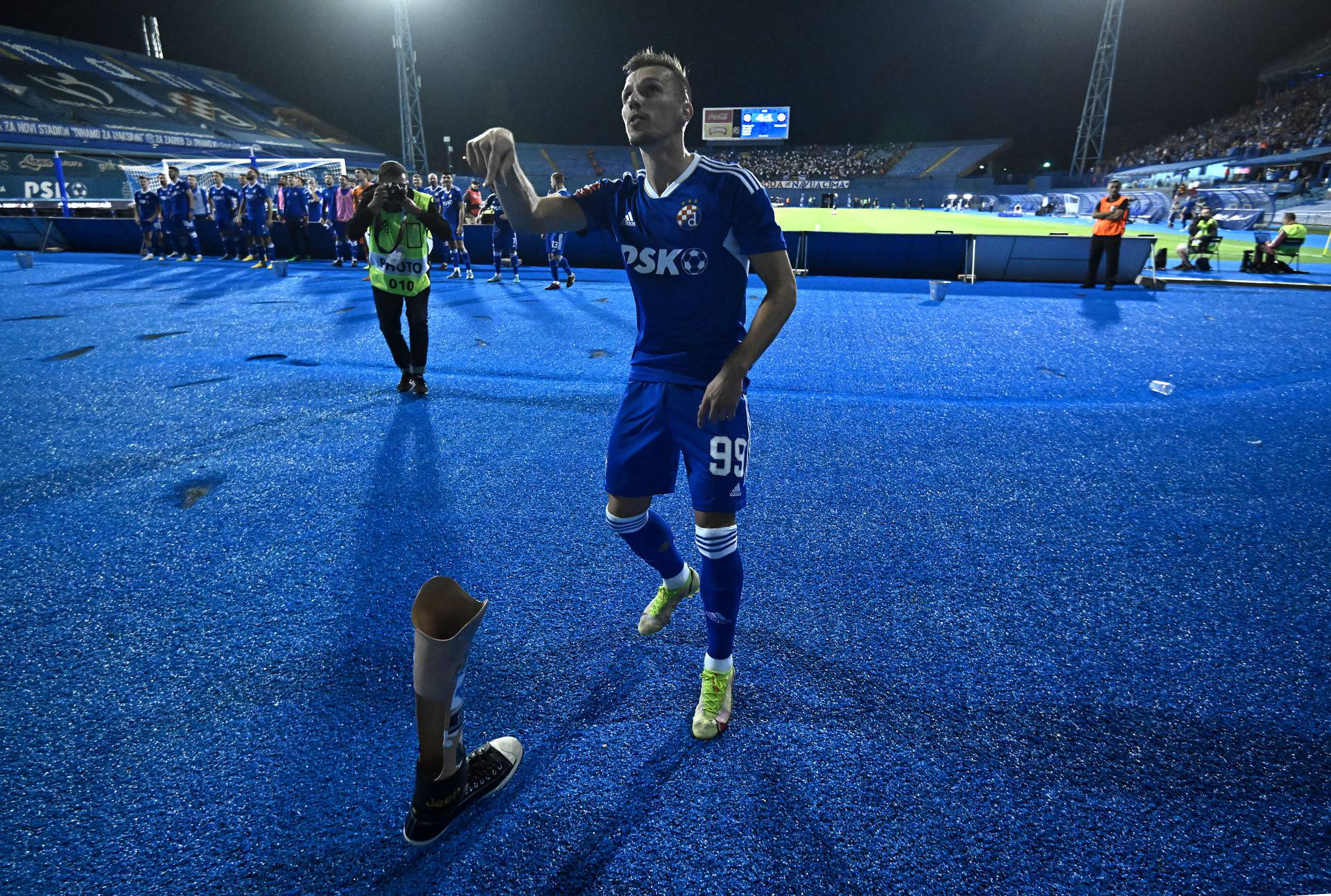 Zagreb: Proteza za nogu bačena s tribine na teren tijekom utakmice Dinamo - Hajduk