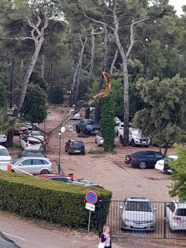 Kao armagedon! Pogledajte posljedice oluje u Biogradu