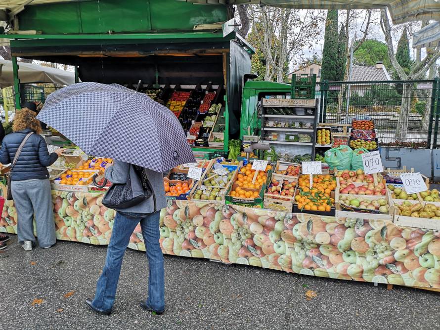 Žuto svjetlo za pješake? Ispod juga stadiona osvanula tržnica