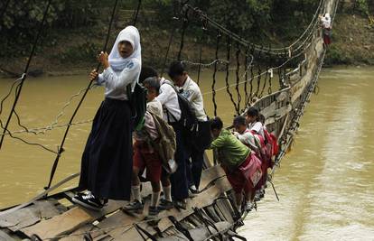Djeca riskiraju živote dok idu u školu idu po potrganom mostu