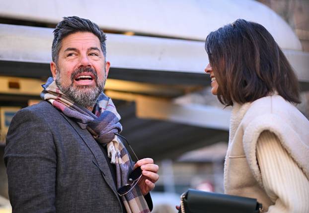 Zagreb: Operni pjevač Ronald Raus u razgovoru s prijateljicom na špici