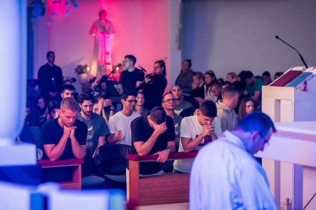 Split: U crkvi Srca Isusova održano je klanjanje za mlade kao odgovor na Noć vještica