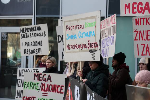 Prosvjed protiv mega klaonice peradi u Sisku ispred Ministarstva zaštite okoliša i zelene tranzicije 