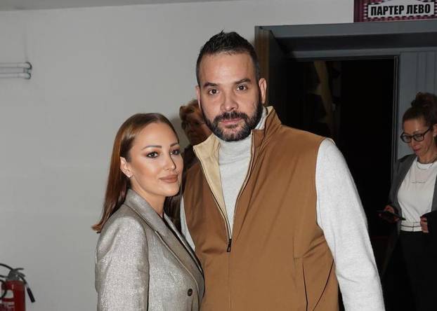 Beograd: Aleksandra Prijović sa suprugom Filipom na premijeri predstave Sedam sati sunčane svjetlosti