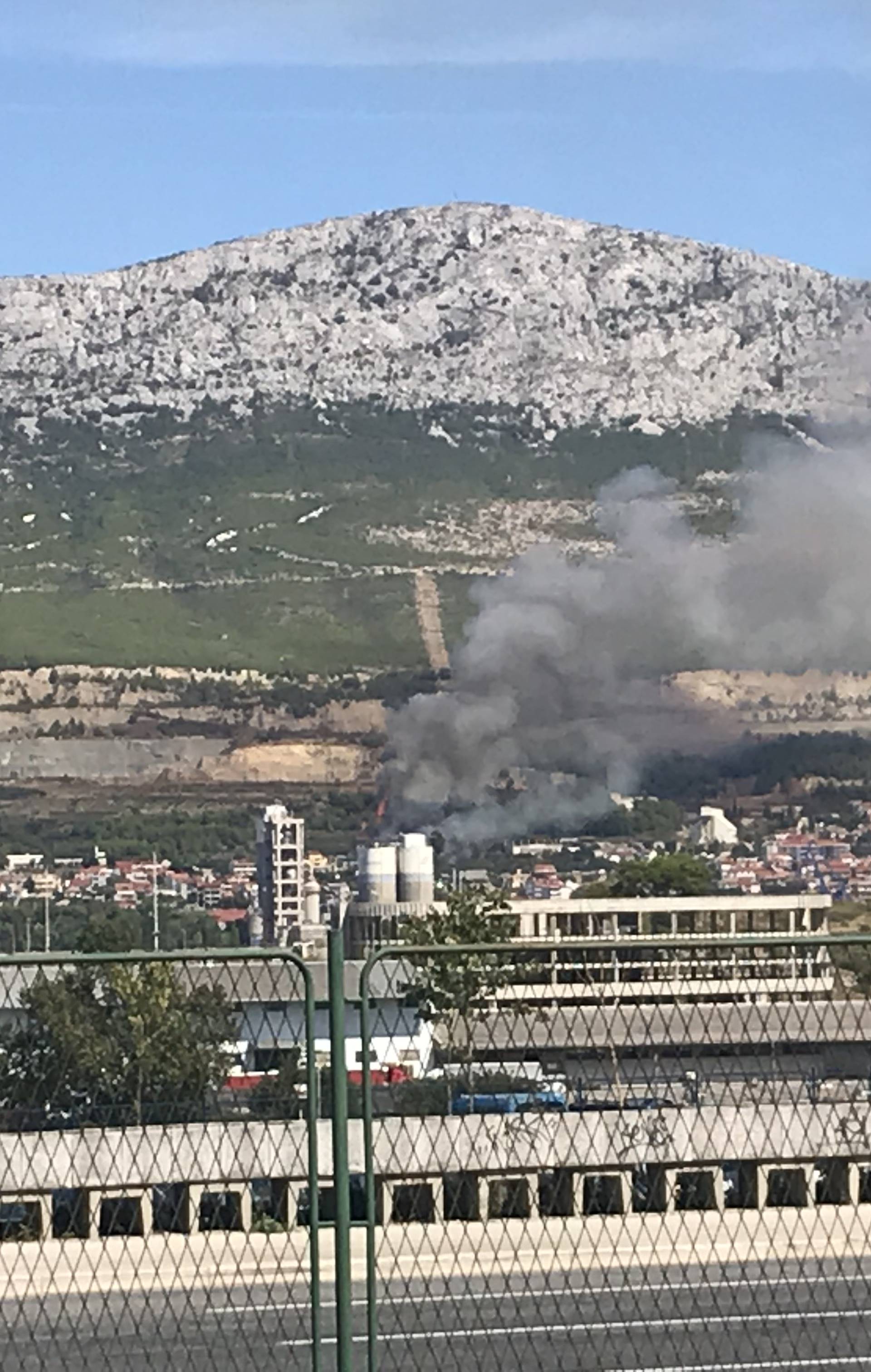 Lokalizirali požar kod Splita, izgorjelo hektar i pol šume