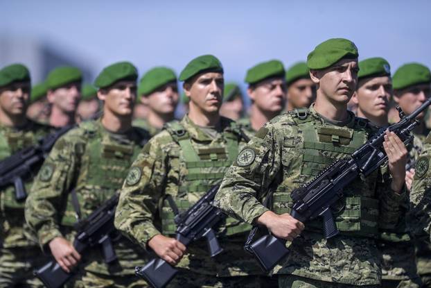 Velika Gorica: Uvježbavanje pješačkih postroja Hrvatske vojske za svečani vojni mimohod