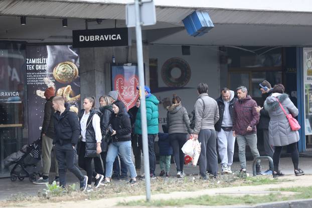 
Zagreb: Gužve na autobusnom kolodvoru ispred rijetko otvorenih dućana i pekarnica u gradu