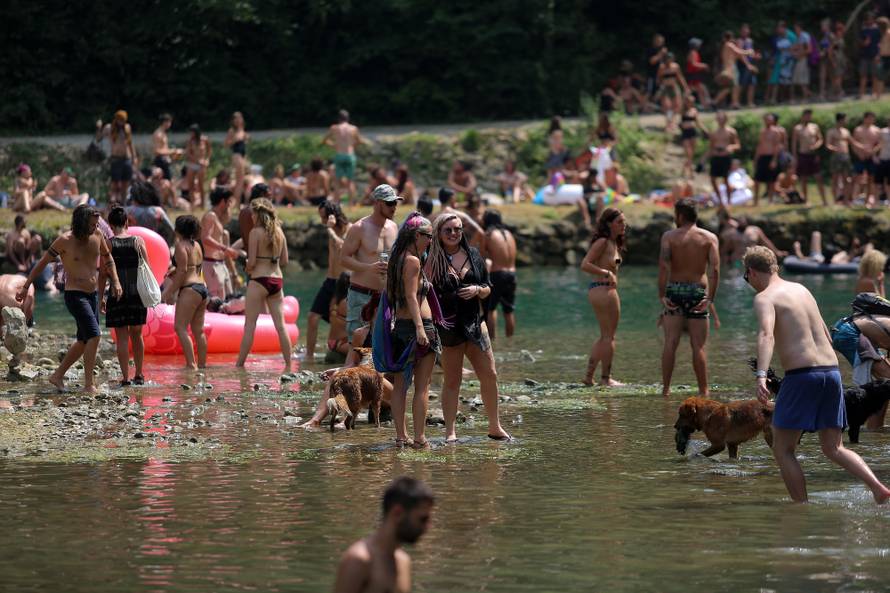 Gole grudi i psihodelija: Počeo Momento Demento na Mrežnici