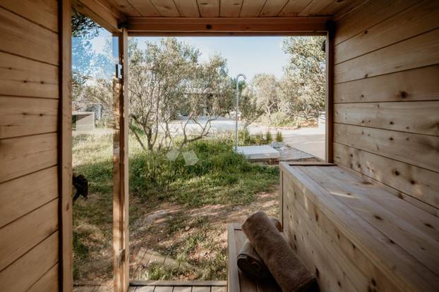 FOTO Nikad viđeno! Prodaje se vila na Šolti. Stoljetna maslina vam raste kraj kauča. Evo cijene