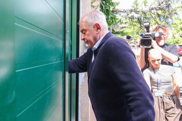 Zagreb: Dolazak Ive Sanadera u obiteljsku ku&cacute;u nakon izlaska iz zatvora