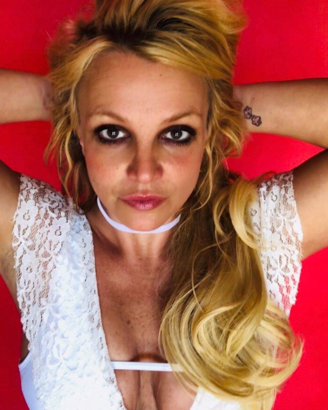 Britney zgrozila fotkom noktiju: 'Opet je posrnula, pomozite joj'