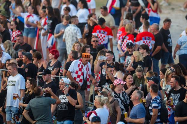 Zagreb: Obožavatelji zauzimaju mjesta unutar Hipodroma uoči početka koncerta
