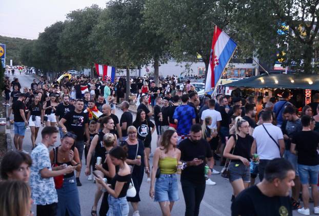 Dugopolje: Velik broj obožavatelja pristiže na Thompsonov koncert