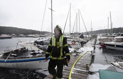 Gorjele jahta i jedrilica od 10 metara, more nije zagađeno