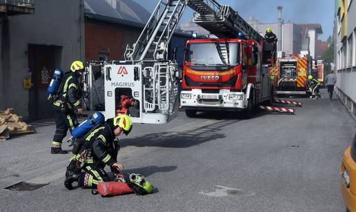 FOTO Detalji požara u Zagrebu: U velikoj hali zapalio se papir