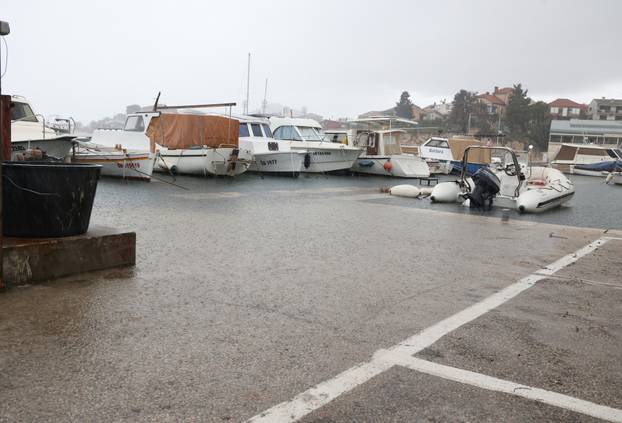 Šibenik: Jugo potopilo Dolac, cijela riva je pod morem