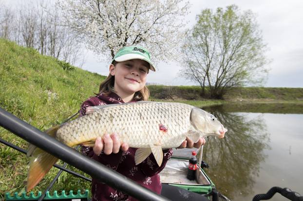 Djevojčica Hana iz Preloga najmlađa je ribička reprezentativka, sama lovi šarane od 4 kilograma