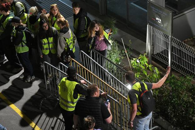 FOTO Studenti blokirali zgradu RTS-a u Srbiji, policija ih je tjerala i udarala pendrecima