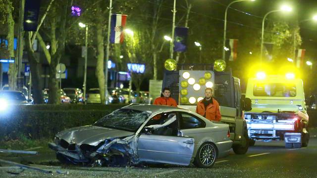 Zagreb: Automobilom se zaletio u tramvajsku stanicu na Vukovarskoj, nema ozlijeÄenih