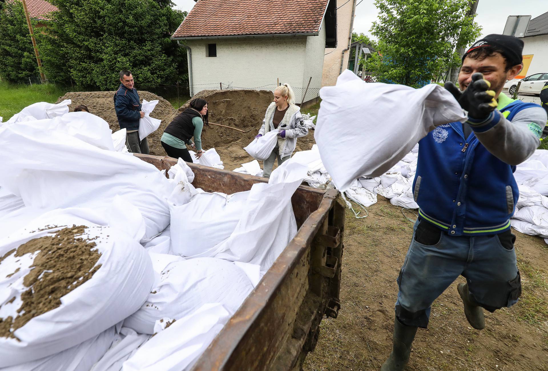 Stanovnici sela Letovanić i okolice pripremaju se za obranu od poplave