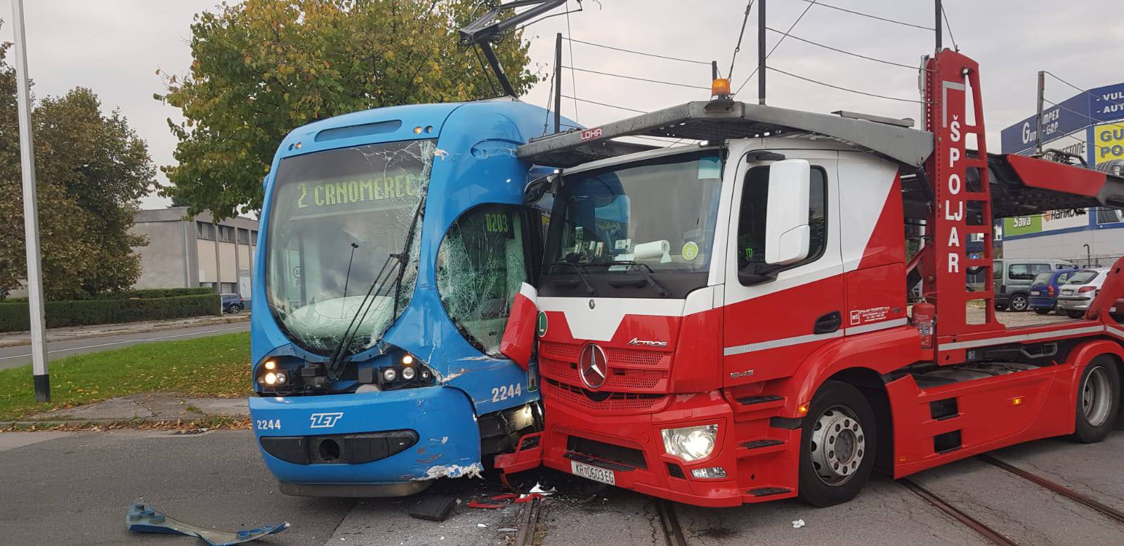 Izbacio ga iz tračnica: Kamion se zabio u tramvaj na Žitnjaku