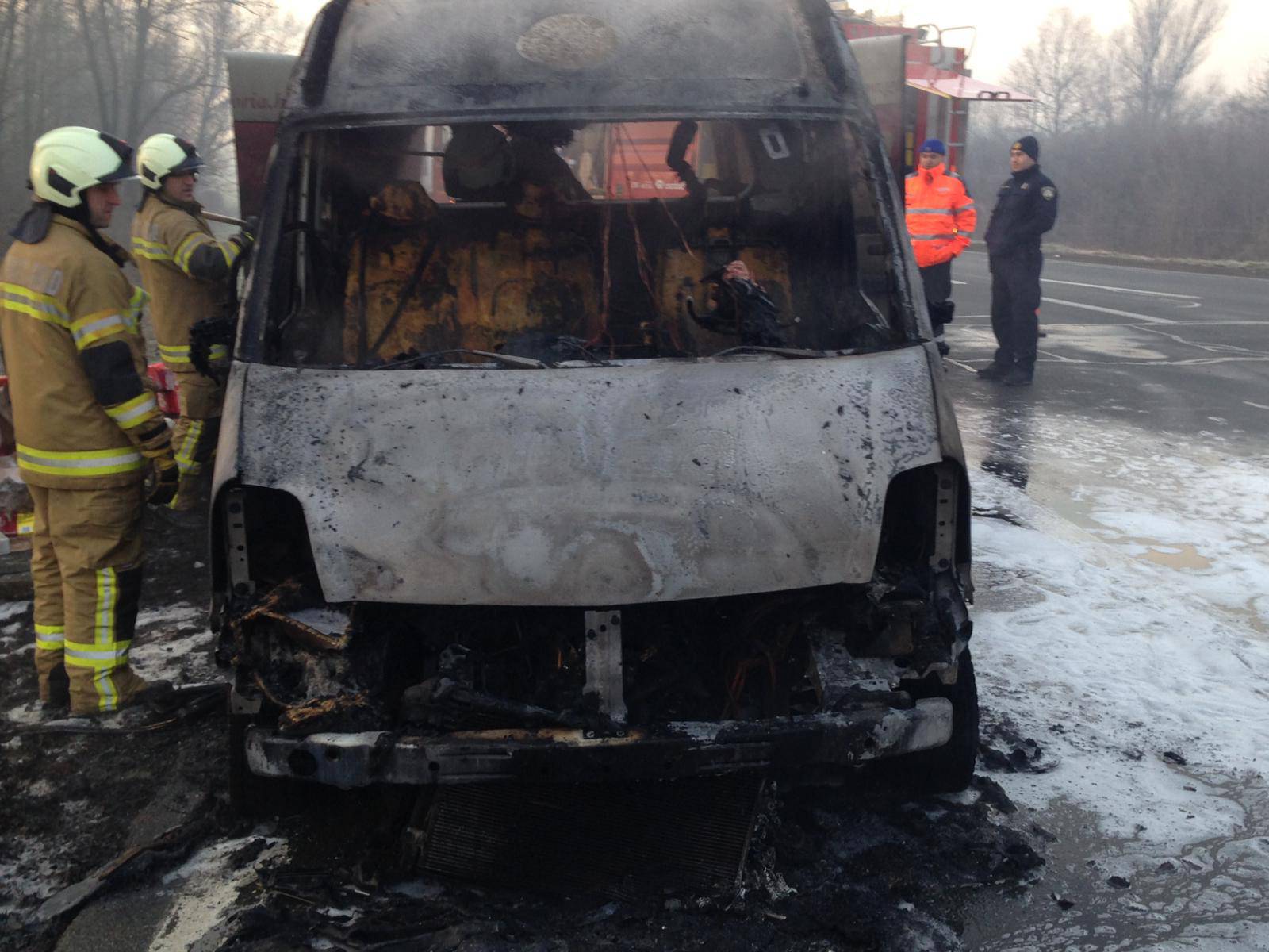U vožnji mu se zapalio kombi, vozač je na vrijeme izašao van