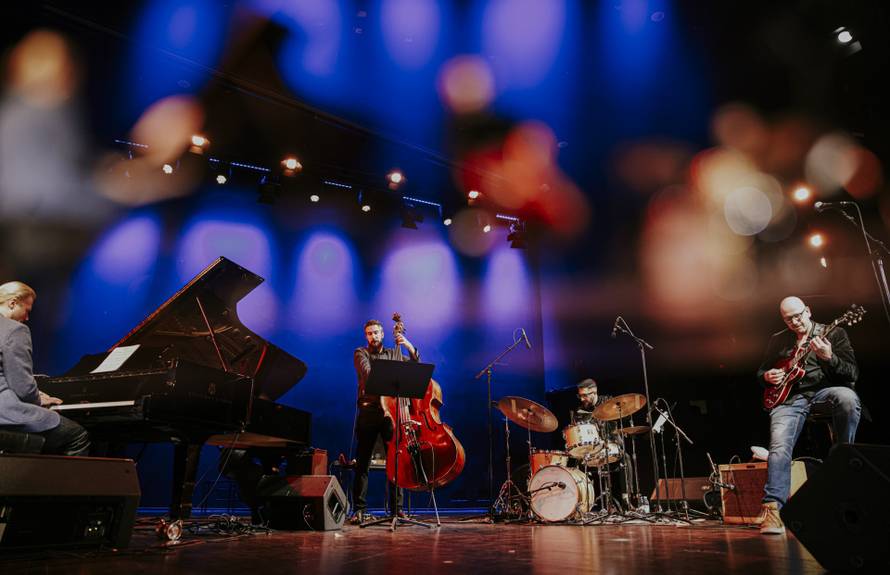 Prvi Vis Jazz festival u  Ljetnom kinu 'Hrid' sa spektakularnim pogledom na višku uvalu