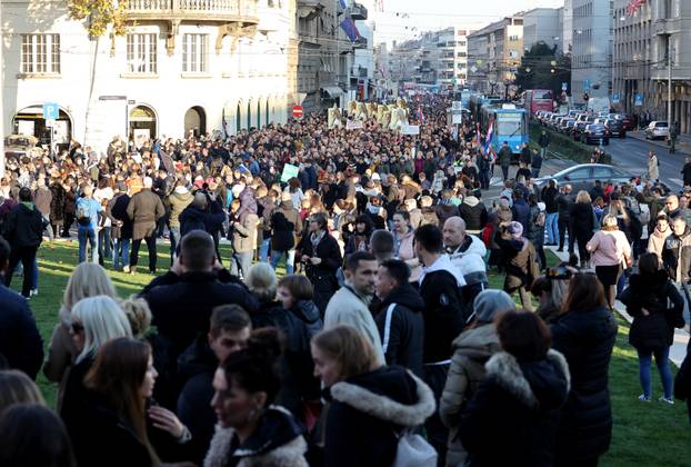 Prosvjednici protiv COVID potvrda s Trga žrtava fašizma krenuli na glavni Trg