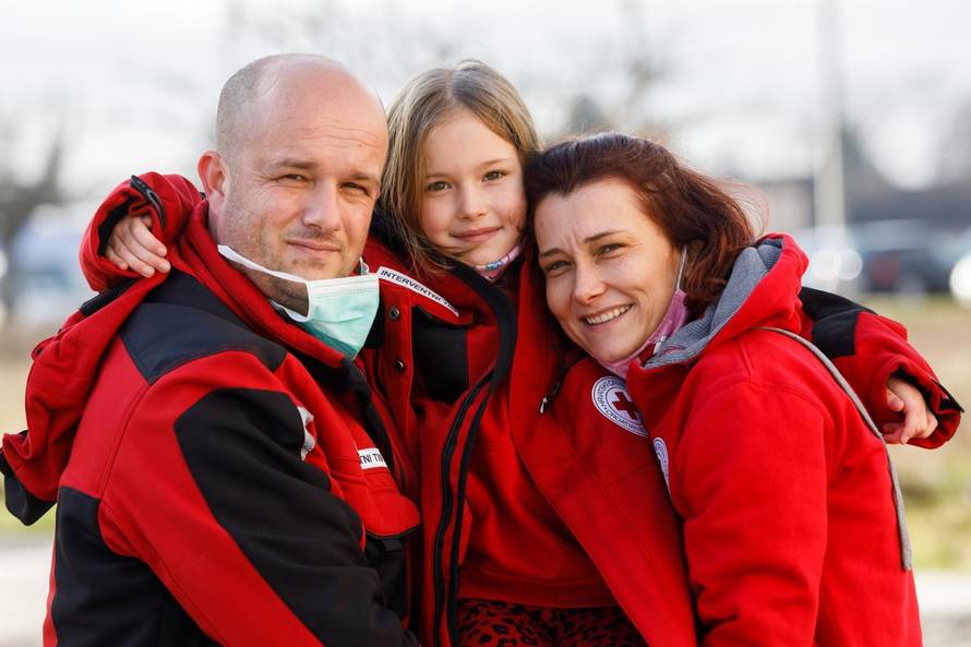 Iva je s 18 mjeseci nosila pomoć za Gunju, sad slaže pakete za obitelji pogođene potresom