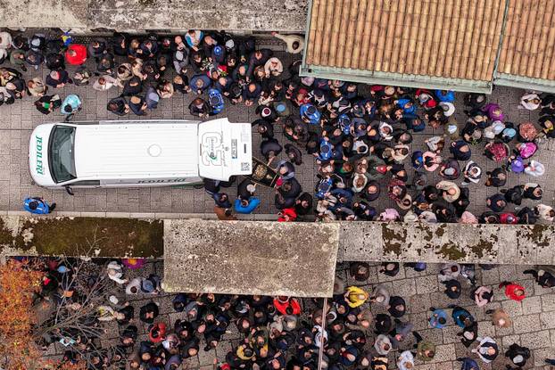 Sarajevo: Pogled iz zraka na dženazu za Halida Bešlića u Gazi Husrev-begovoj džamiji