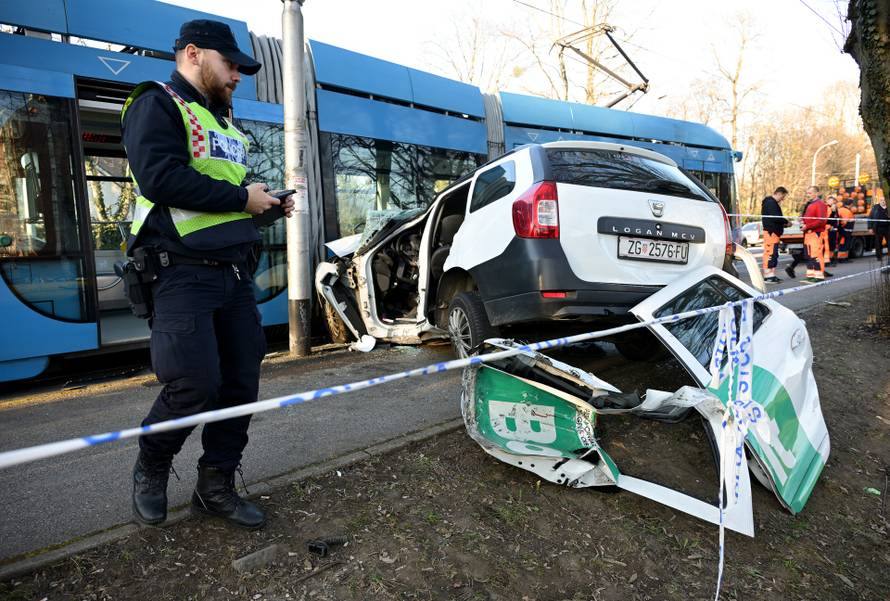 Zagreb: Vozač taksija prevezen u KBC Zagreb nakon što se kod Maksimira sudario s tramvajem
