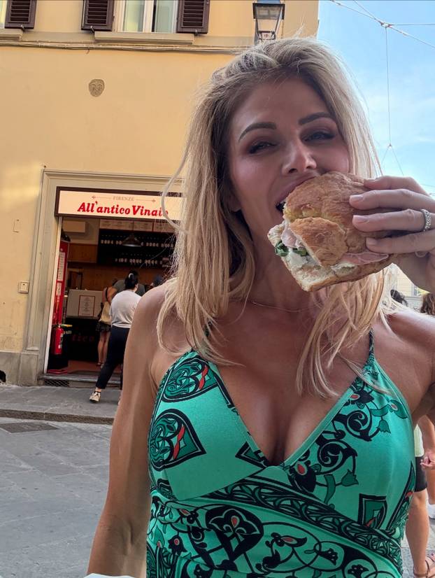 Mamma mia! Evo kako bivša kečerska zvijezda izgleda u 51.