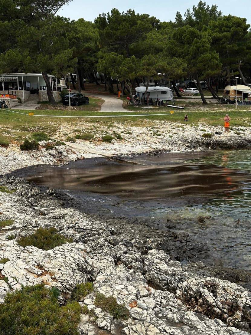 FOTO Velika naftna mrlja kod Premanture, postavili su brane: 'Onečišćenje je došlo s mora'