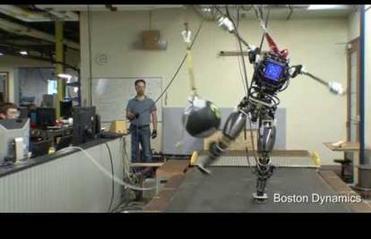 Atlas odbija pasti: Vojni robot stoji bolje na nogama od nas
