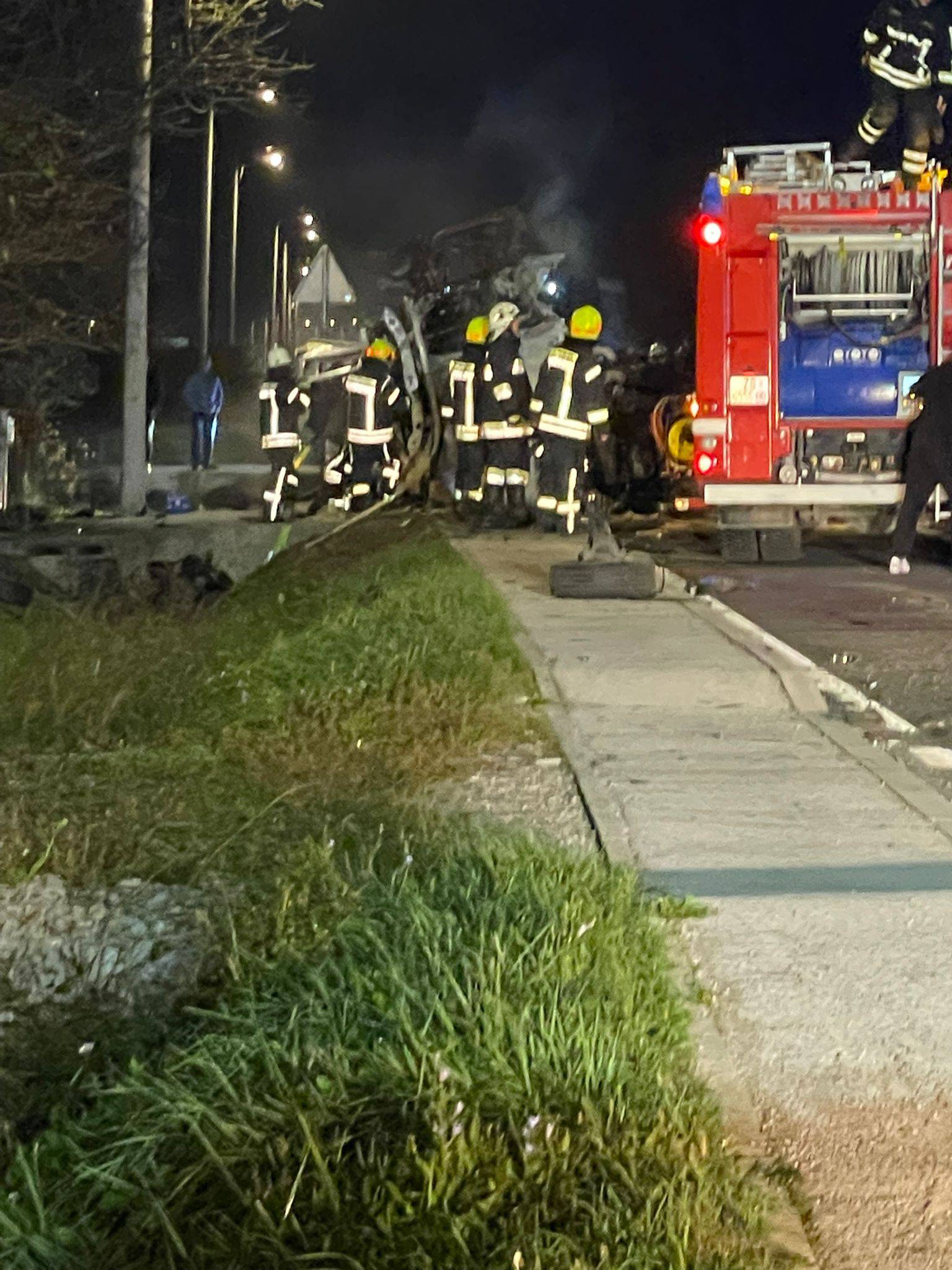 VIDEO Užas kod Jastrebarskog: Kombi na krovu nakon sudara s dva auta, troje ljudi u bolnici