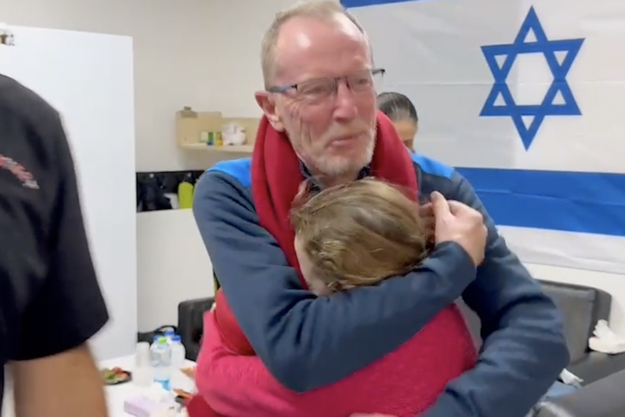 Oteta curica na slobodi, snimili susret u zagrljaju tate Thomasa. Njegova priča rasplakala svijet