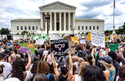 SAD ukinuo odluku o pobačaju: Masovni prosvjedi ispred zgrade Vrhovnog suda