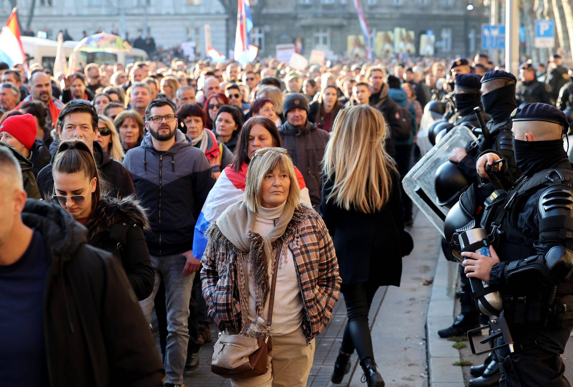 Zagreb: Interventna policija uz prosvjednike protiv COVID potvrda