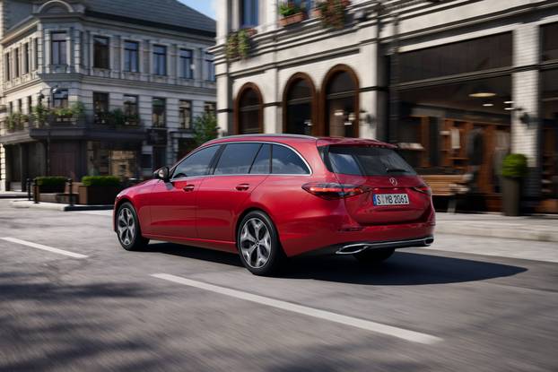 Vertraute Stärke auf einem neuen Niveau: Die neue Mercedes-Benz C Klasse bleibt sich treu – und wächst über sich hinausThe new Mercedes-Benz C-Class: Refined strength. Trusted continuity.