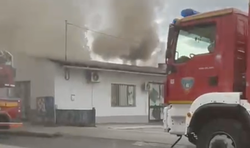 VIDEO Požar na Savskoj: Zapalio se napušteni objekt, oštećeni frizerski salon i kafić