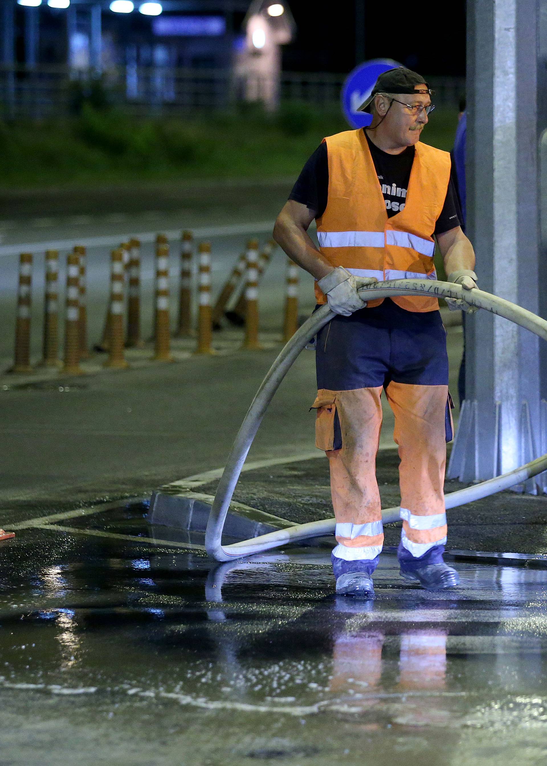 Pukla cijev i poplavila cijelu ulicu u zagrebačkom Vrapču