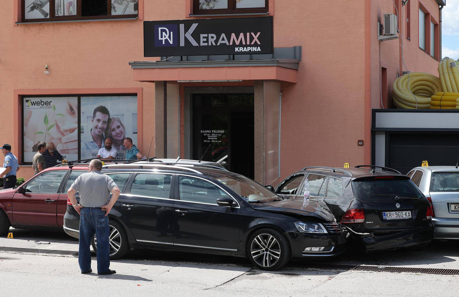 Krapina: Vozač automobila se zabio u ljude i parkirana vozila ispred trgovine