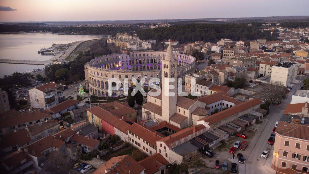 FOTO Evo kako izgleda pulska Arena iz zraka tijekom Adventa