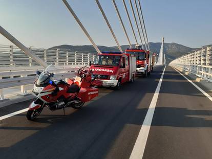 Vatrogasci HAC-a stigli na Pelješki most: Čuvat će ga dok se ne oformi  posebna postrojba