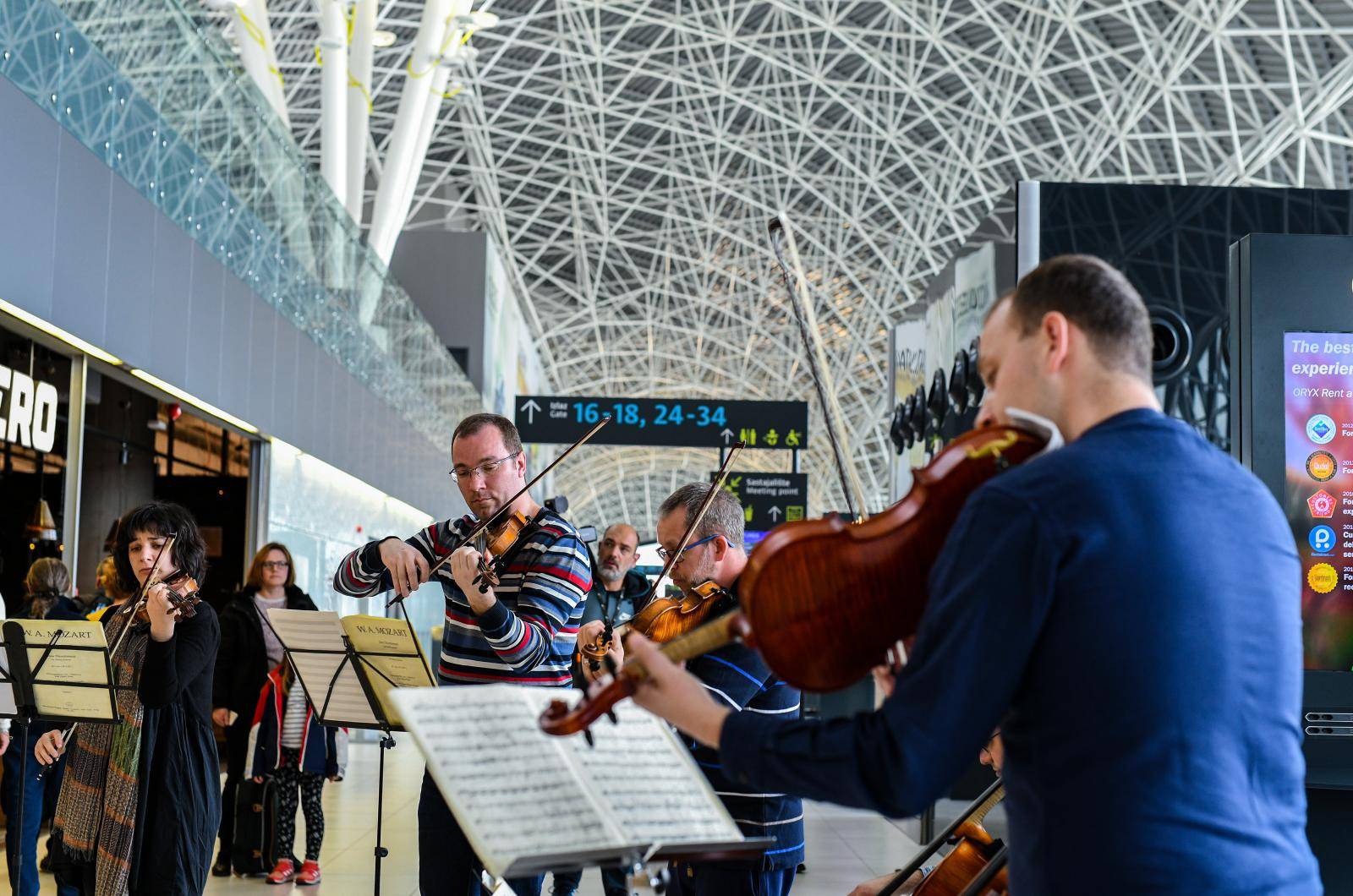 Zagrebački solisti zasvirali su u zračnoj luci Franjo Tuđman