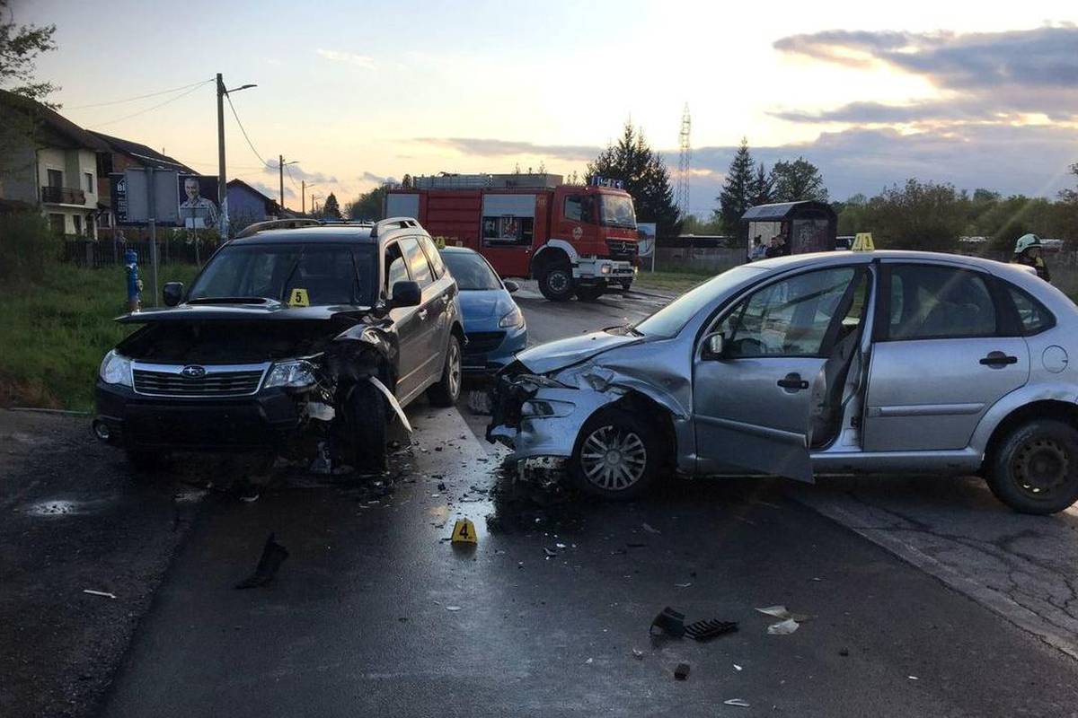 Dvoje ozlijeđenih u sudaru četiri automobila u Petrinji