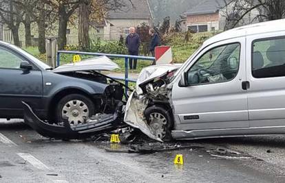 Frontalni sudar kod Požege, jednog su prevezli u bolnicu