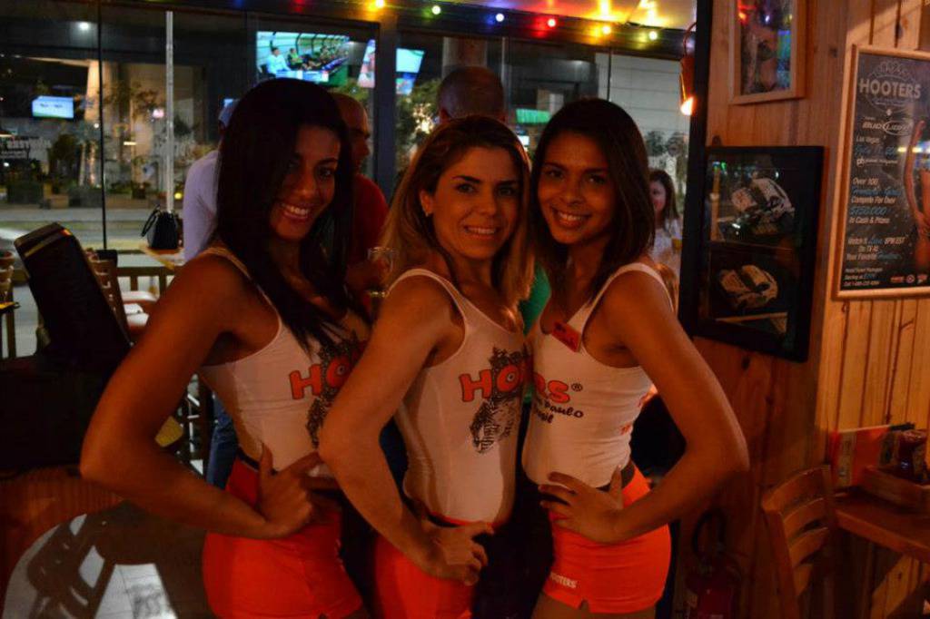 http://www.facebook.com/hootersbrasil