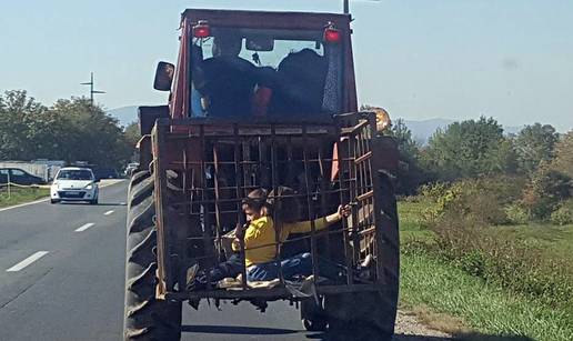 Sramota: Traktorist je djecu prevozio u kavezu za životinje